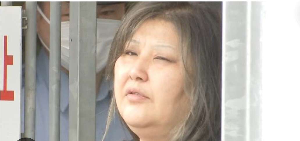 《同居女性の唇を糸で縫いつけ》正座して「痛い、痛い」と言いながら自ら針を…元交際相手が見た花柄タトゥー女(49歳)に“監視された生活”「言いつけを守らない、直さないと」冬に屋外に閉め出し
