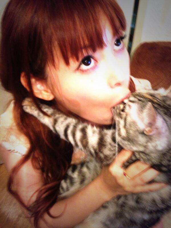 飼い猫の匂いを嗅いで一言