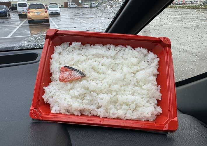 アパホテルで1500円の朝食を頼んだらこんな感じのがきた「よく見ると料理は同じだな 器って大事やなw」「ものは器で食わせるとはよく言ったもので…」
