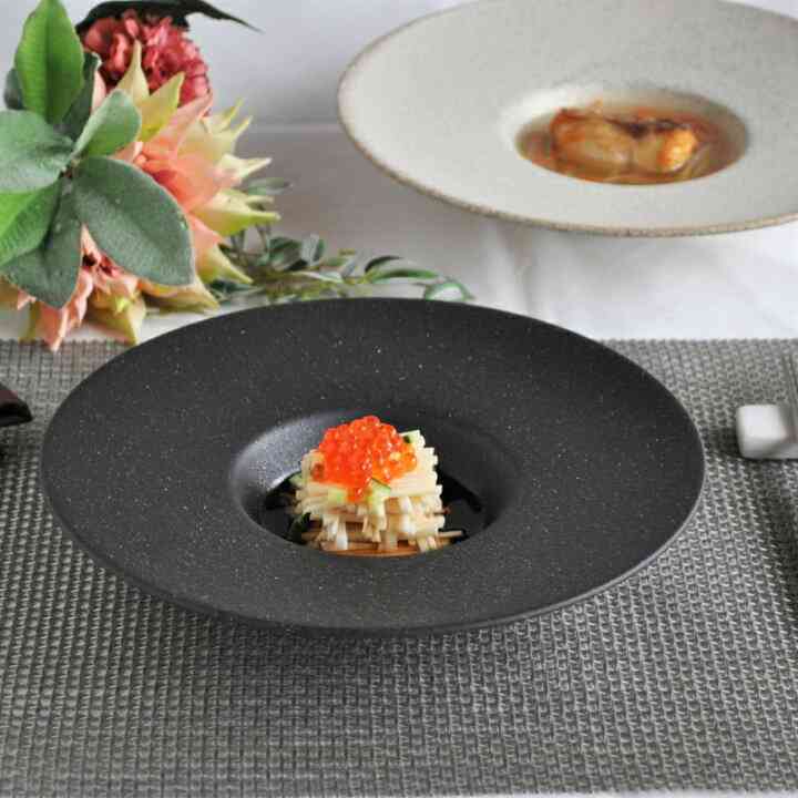 アパホテルで1500円の朝食を頼んだらこんな感じのがきた「よく見ると料理は同じだな 器って大事やなw」「ものは器で食わせるとはよく言ったもので…」