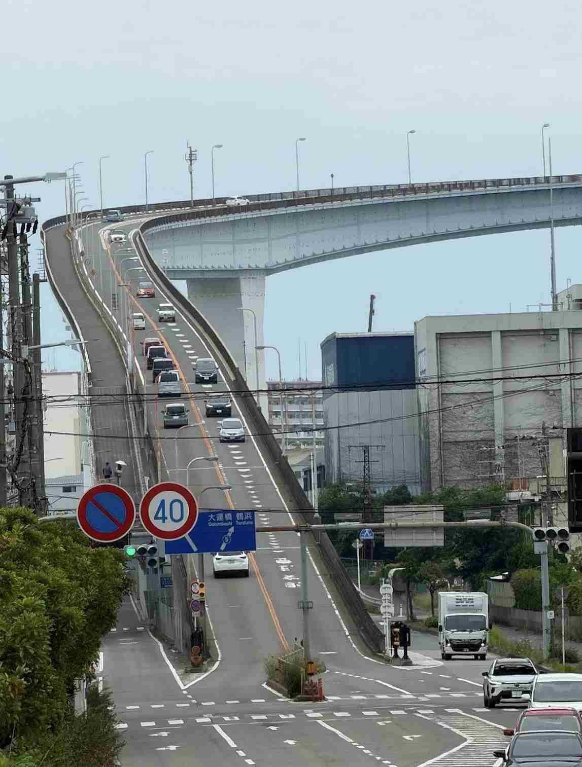 絞殺後に橋から落とされたか、台船で女性遺体が見つかる 殺人事件として捜査 大阪府警