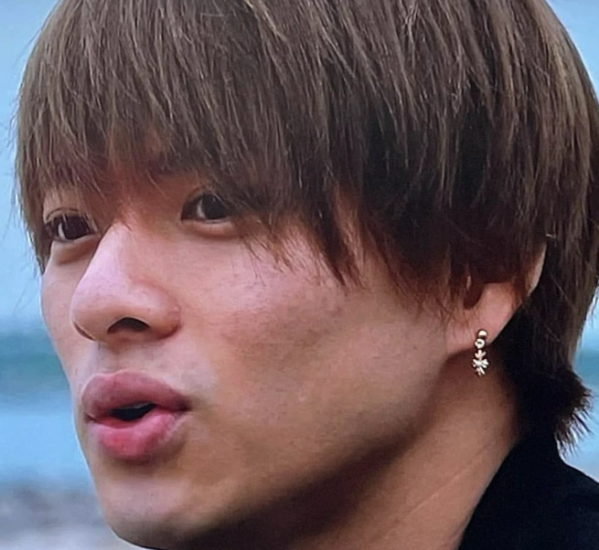 平野紫耀、パリで魅せた総額1000万円超えルックにファン悶絶…厚い胸板と肉体美が際立つ“世界基準のスタイル”