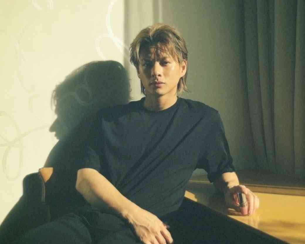 平野紫耀、パリで魅せた総額1000万円超えルックにファン悶絶…厚い胸板と肉体美が際立つ“世界基準のスタイル”
