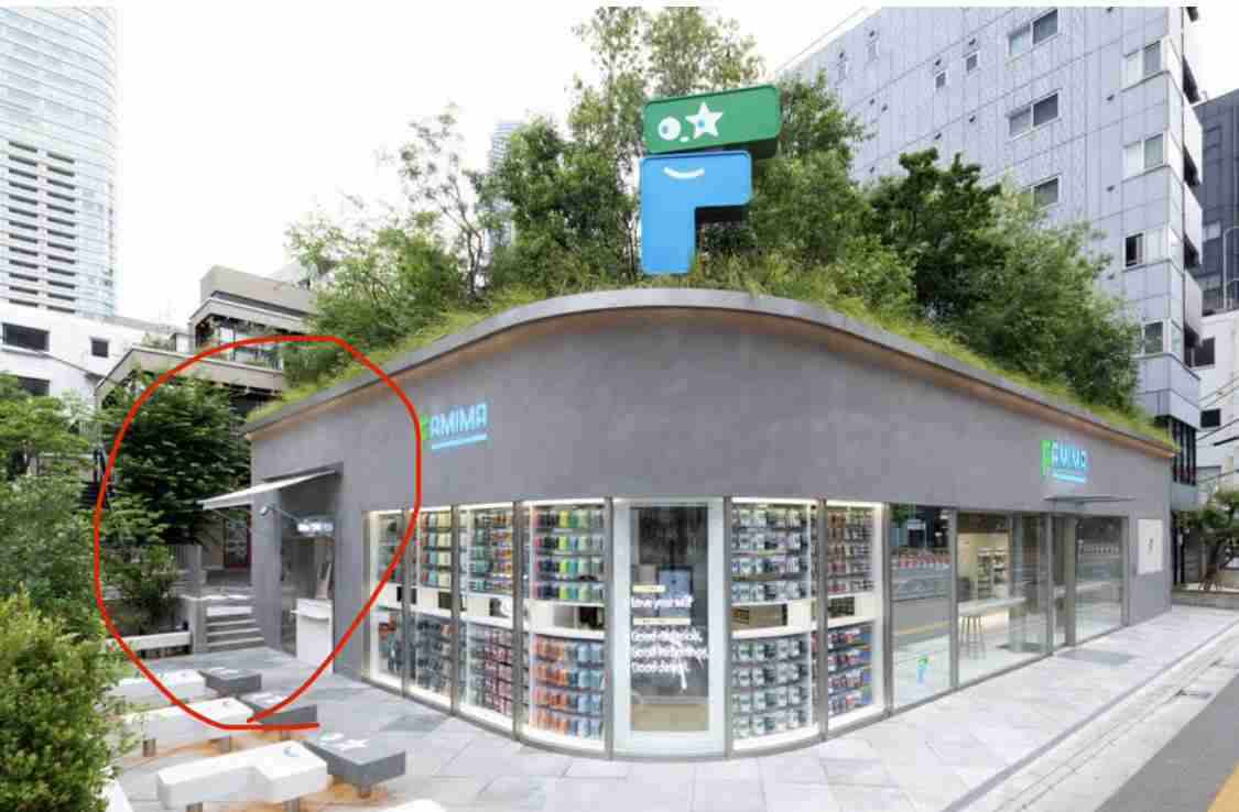 「次世代のコンビニ」は定着するか？　ファミマ初の旗艦店が挑む新戦略　試着室・カフェスタンドも導入