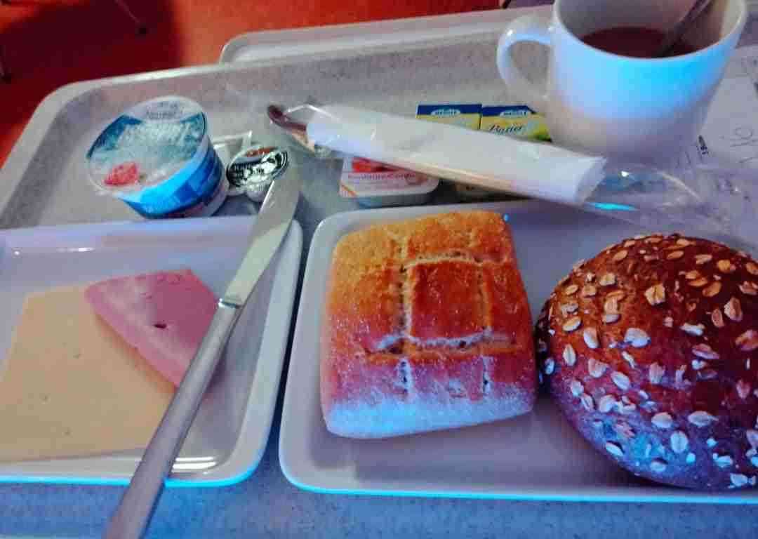 「産後なのに…」フランスで出た〝入院食〟に思わず絶句……日本との違いに「命を懸けた後の食事がこれ」