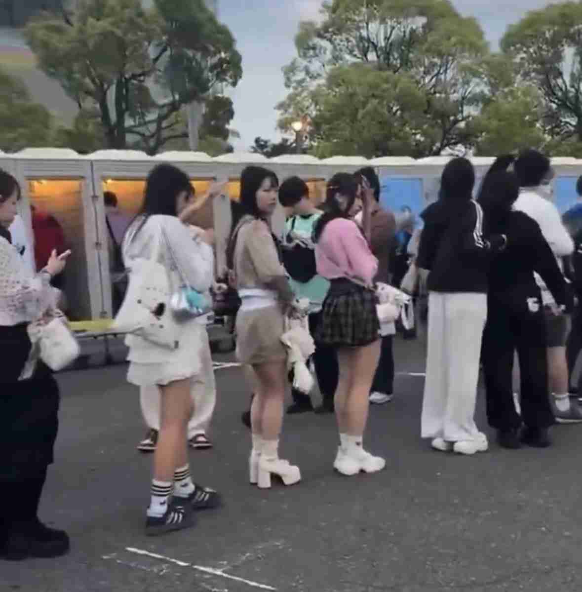 【“トイレの男女不平等”感じる?】女性トイレ長蛇の列で「ライブ始まる15分前でソワソワ」「なるべく飲まないよう我慢」―国土交通省がガイドライン発表 行列問題の改善に期待