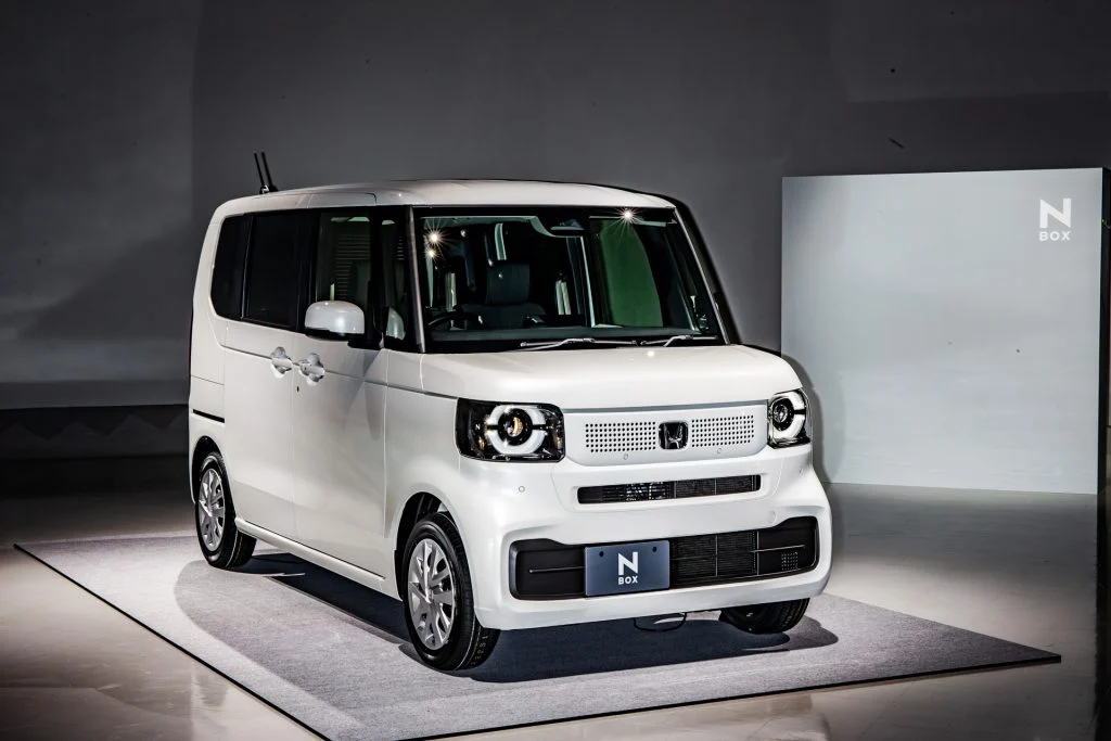 【なぜ「オラオラ顔」は増える？】新型「N-BOX」に見るホンダの狙いと市場のギャップ。日本で「メッキグリル」が支持される理由