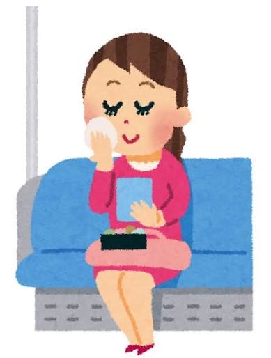 電車の中でメイクする人