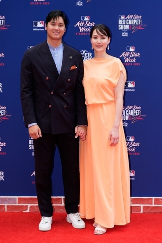 堂安律の美人妻 ベビーカーにエルメスのバーキン、ボッテガにロエベ…ママバッグも洗練!「髪はひとつ結び一択!笑」近況報告