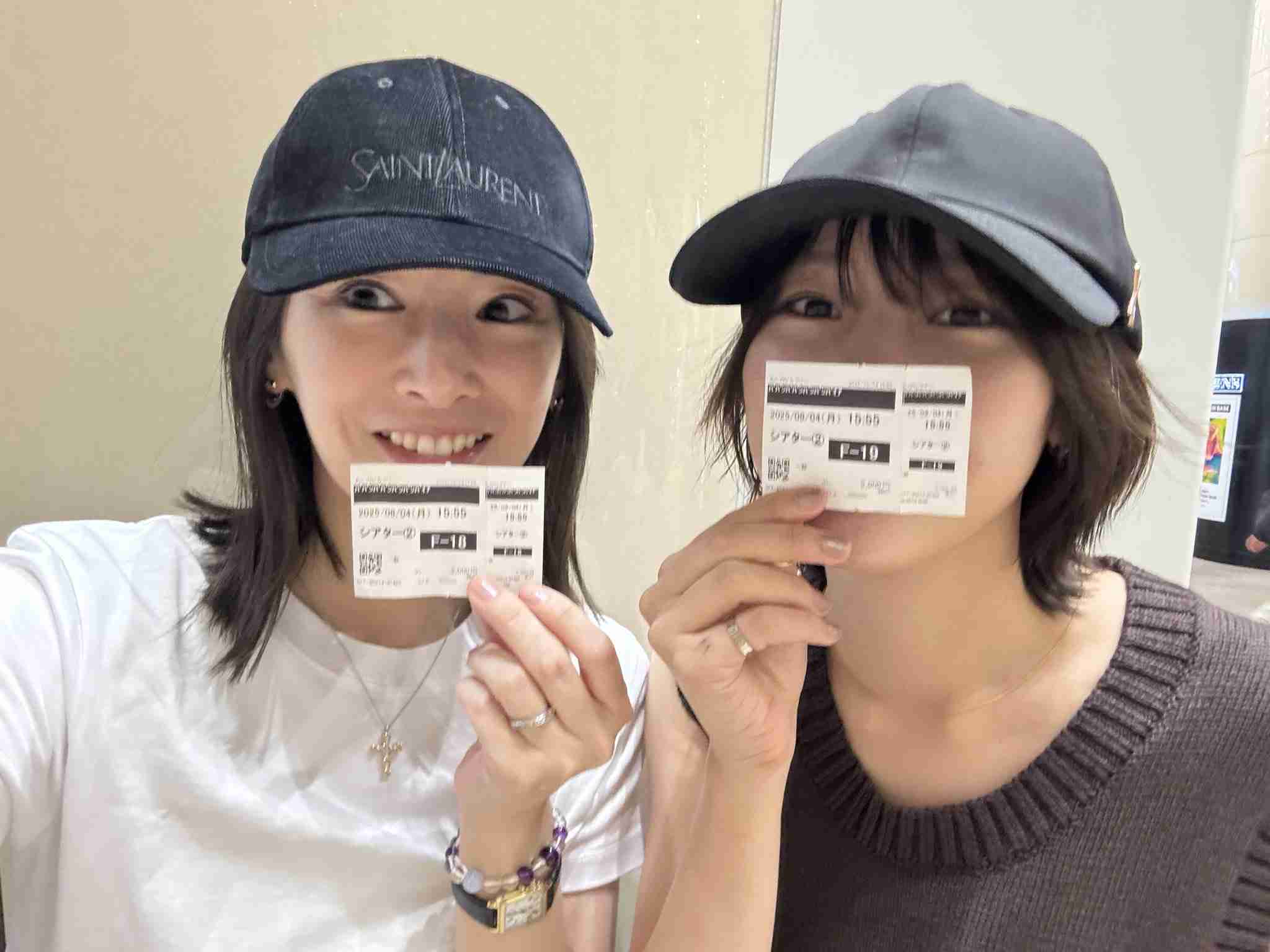 南沙良が高輪の新しいランドマークで「年下アーティストと手つなぎデート」現場写真