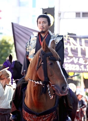 「顔面国宝やわ！」『豊臣兄弟！』Hey！ Say！ JUMP・山田涼介の武将姿を公開、ネット歓喜「ビジュ良すぎん」「こんな美しい秀次は初めて」