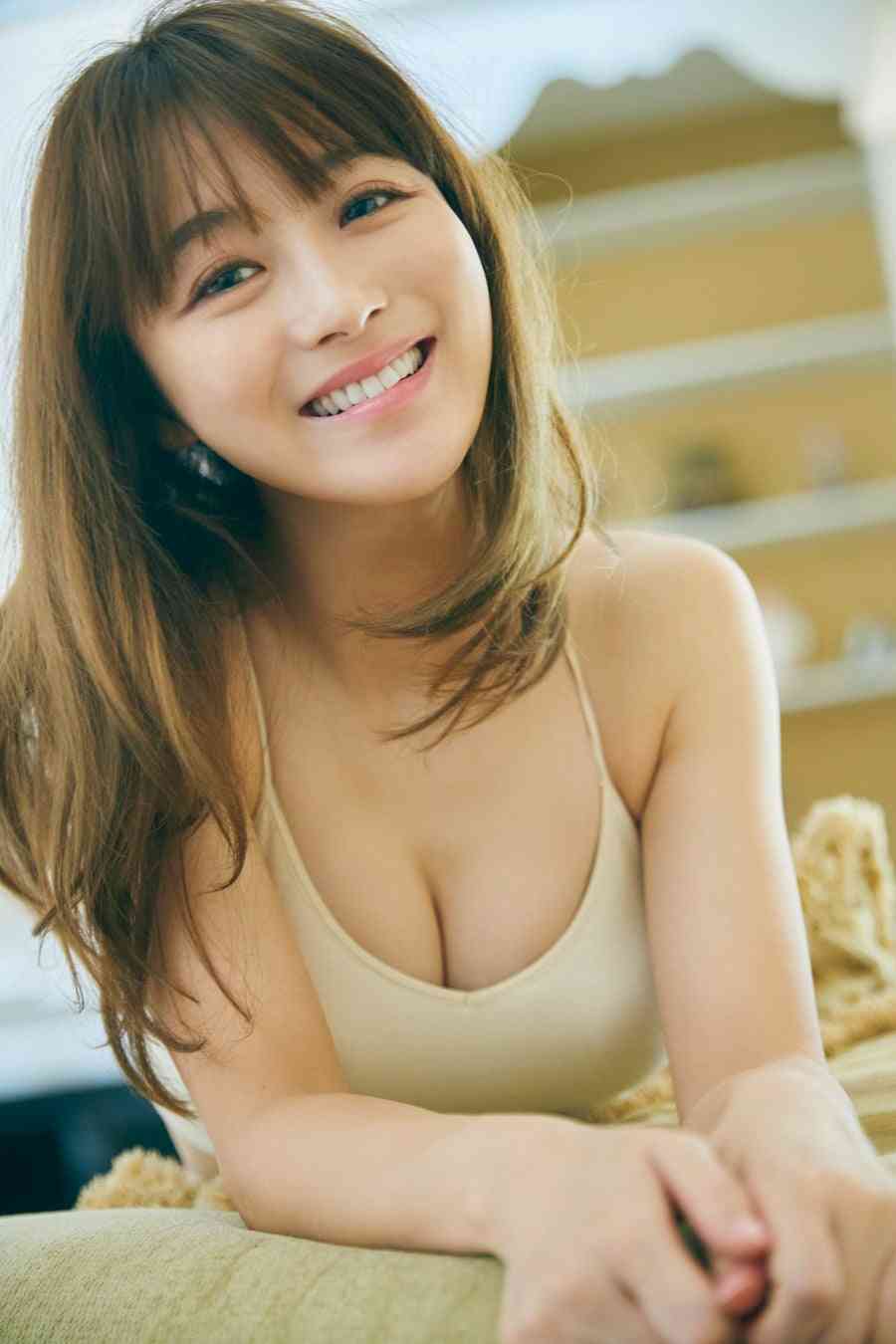 「目のやり場に困るわ」元バラエティ女王・鈴木奈々(38) 新幹線内での“バスト強調”私服が話題…テレビ露出激減も“3億円豪邸”の現在地
