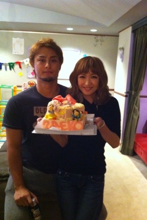 40歳迎えたダルビッシュと妻・聖子さんが結婚10周年! 思い出の「コートウェディング」ショット披露