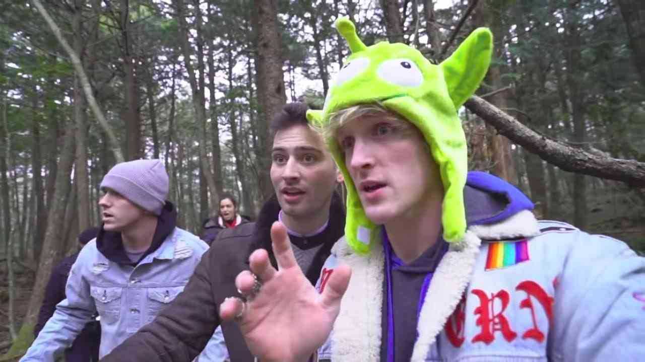 窓から空き家に上がり込み探索 登録者140万人の海外YouTuber、長崎・池島の撮影動画に批判集まる