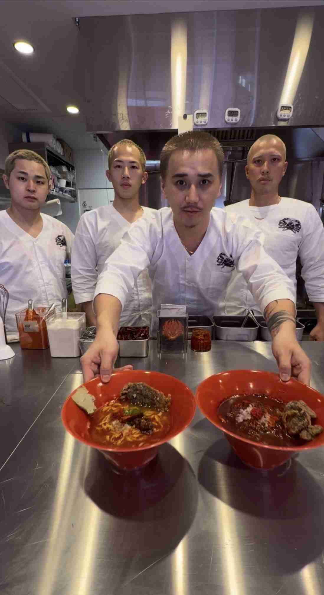 麻布十番祭り「蟹ラーメン」で76人体調不良、保健所「余った700食使い回した可能性」、店側は使い回しを否定「まだ原因分からない」