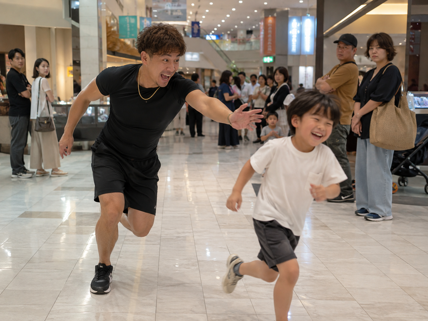 「ここは公園じゃない」モールで走り回る子にぶつかられ、注意したら父親から「クソババア」の暴言。「子どもだから多めに見ろ」を強要してくる人物とは