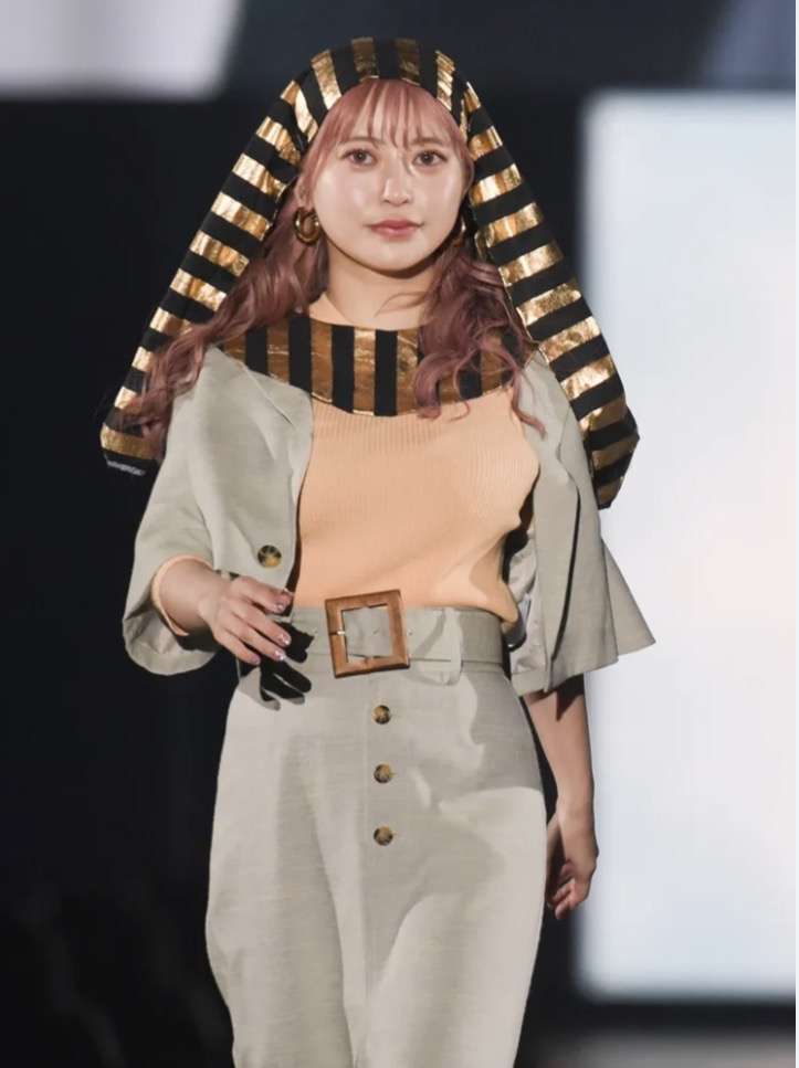 ヘラヘラ三銃士・まりなのビキニ姿が「叶姉妹じゃん」「偽乳だわ」と話題　本人は「胸は加工はしてないので…」