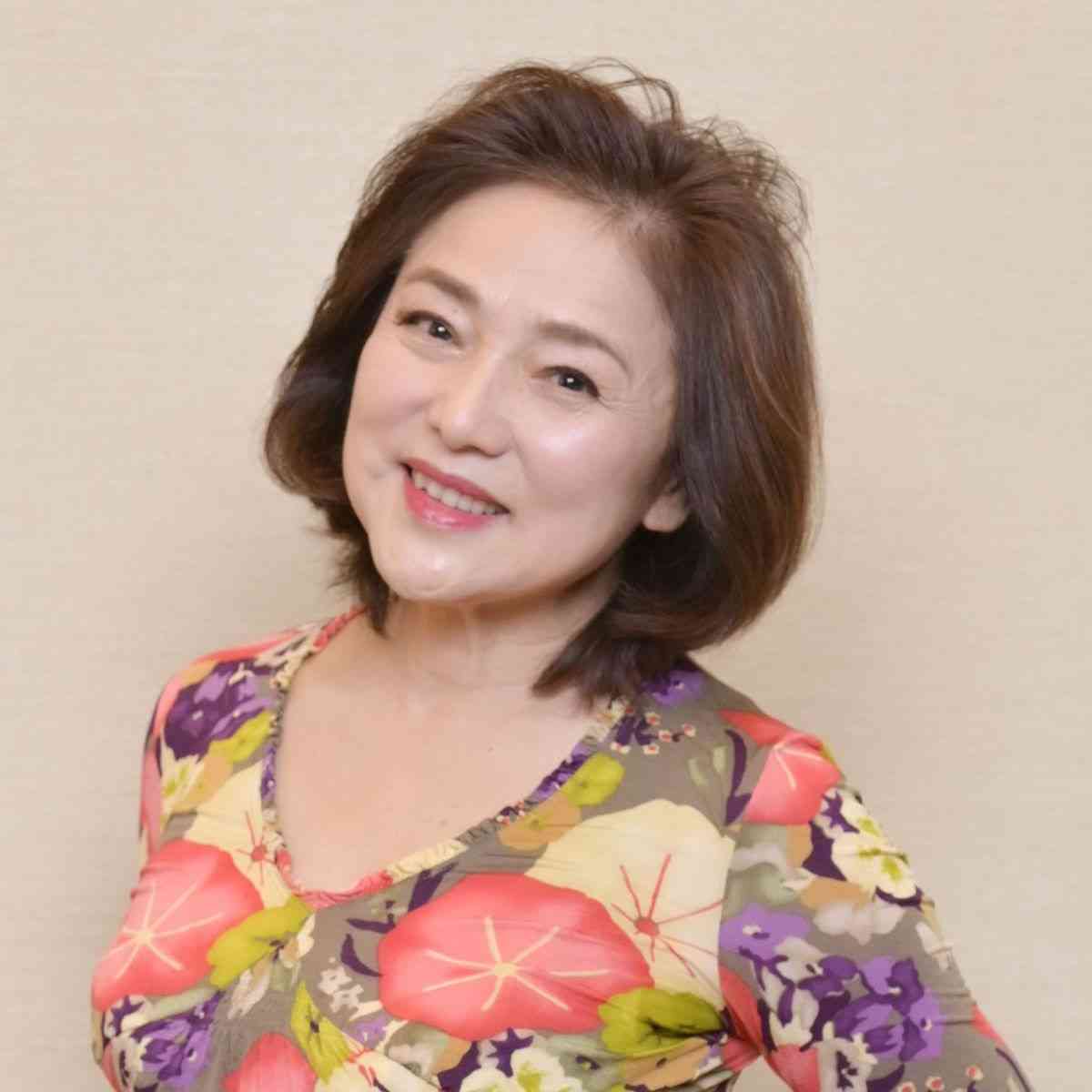 「スカートを広げてカンパを募って…」勤続30年のベテラン看護師→クラファン450万円で《つんく♂楽曲》を獲得した“57歳のミニスカアイドル”、電撃デビューに家族の反応は？