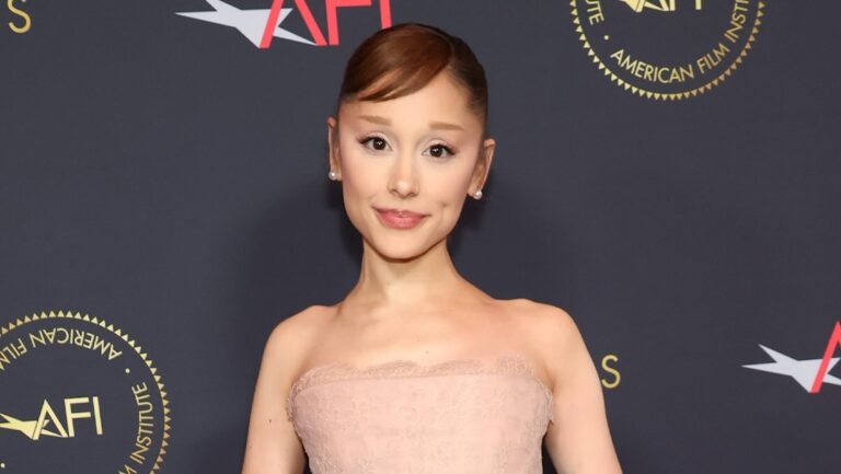 アリアナ・グランデ、ツアー終了後に活動休止へ　「終わらない批判」受け舞台も降板