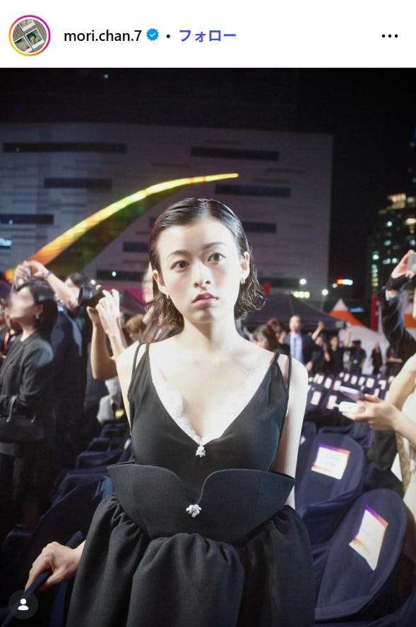 森七菜、舞台あいさつでの“スカートめくり”風衣装に思わず見入るファン続出“攻めた衣装”でも際立つ透明感