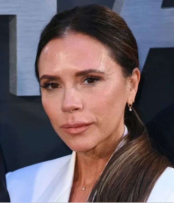 「75歳に見える」ヴィクトリア・ベッカム、大胆露出ドレス姿にSNS騒然「骨が……」家族旅行ショットが物議