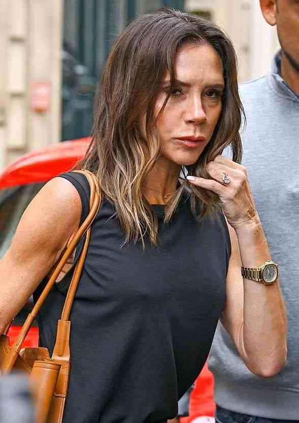 「75歳に見える」ヴィクトリア・ベッカム、大胆露出ドレス姿にSNS騒然「骨が……」家族旅行ショットが物議