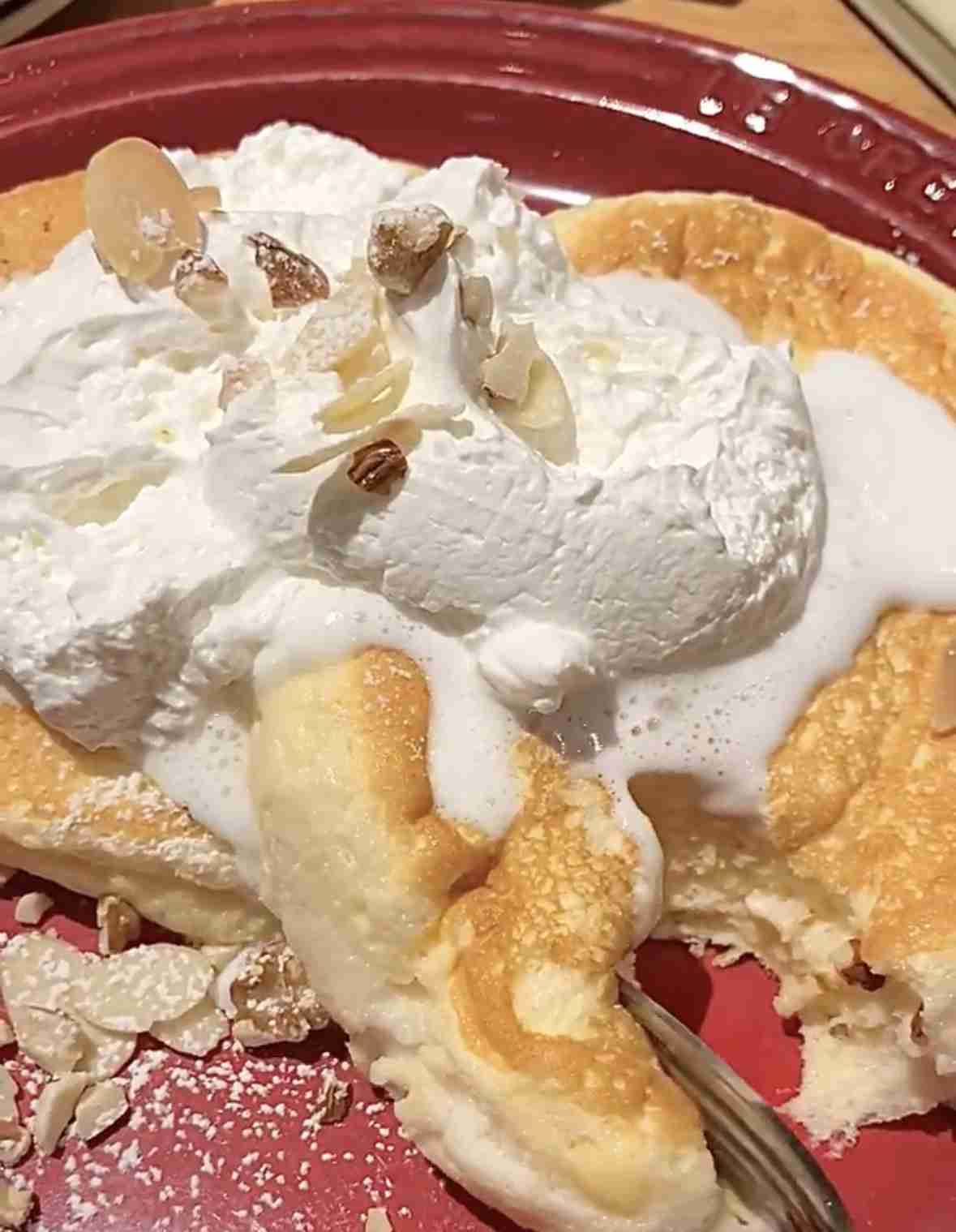 「むさしの森珈琲」でパンケーキ頼んだら中がベチャベチャで「これ焼けてますか?」と確認したが「焼けてます。これで正常です」→どう見ても危なそうだが、同様の報告が相次ぐ