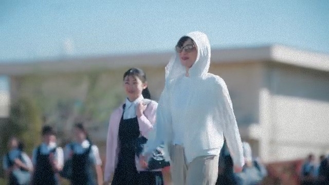 綾瀬はるか、ユニクロ “上半身裸” CMに「見てて不快」の声も…過剰露出とともに疑問集まる “謎設定”