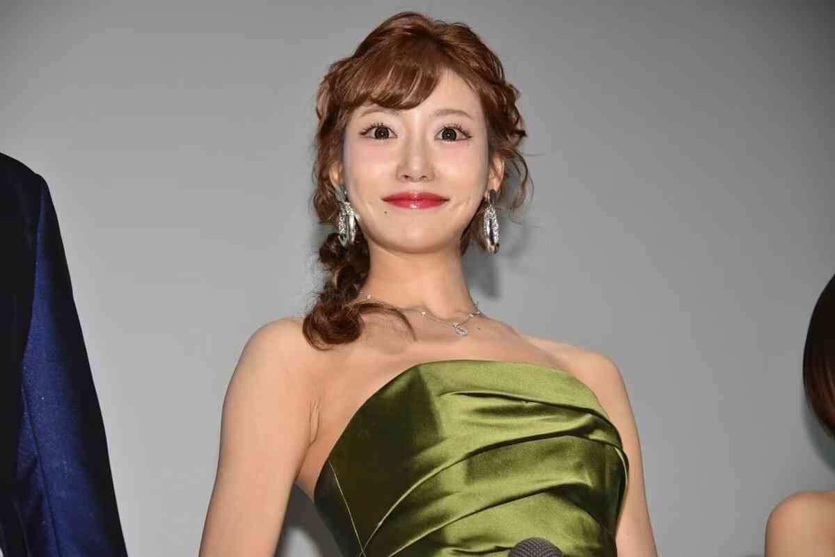 「もう元の顔が…」過去に整形告白…明日花キララ〝別人級〟ショット「昔のイメージと違いすぎて」「痩せすぎなんじゃ？」「一番流行りな顔」