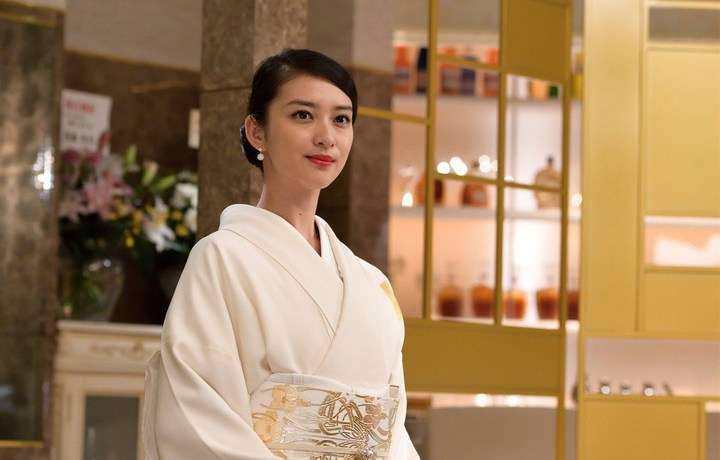 髪の毛をまとめた方が似合う人