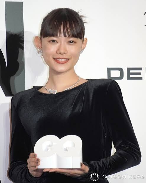 髪の毛をまとめた方が似合う人
