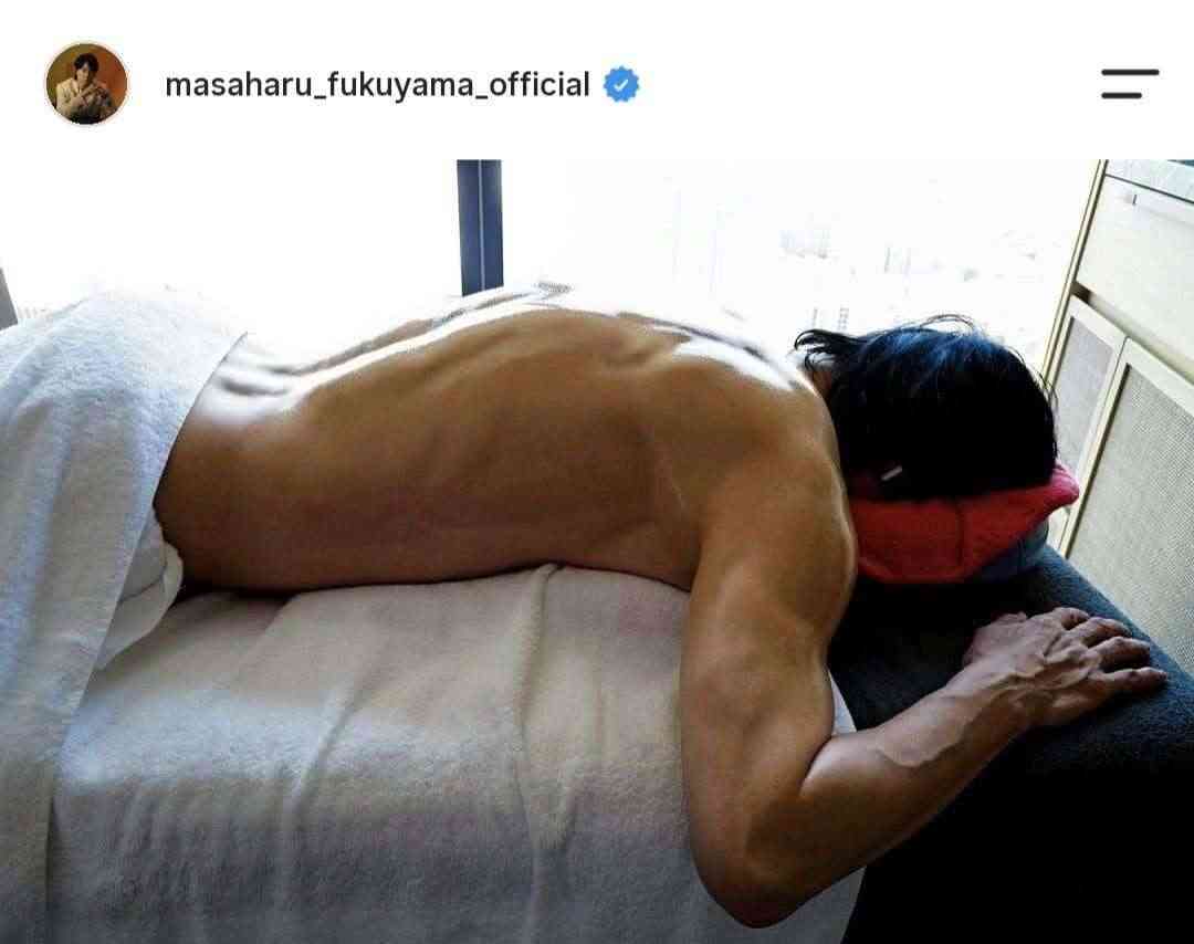 公共の場で上半身裸になる男