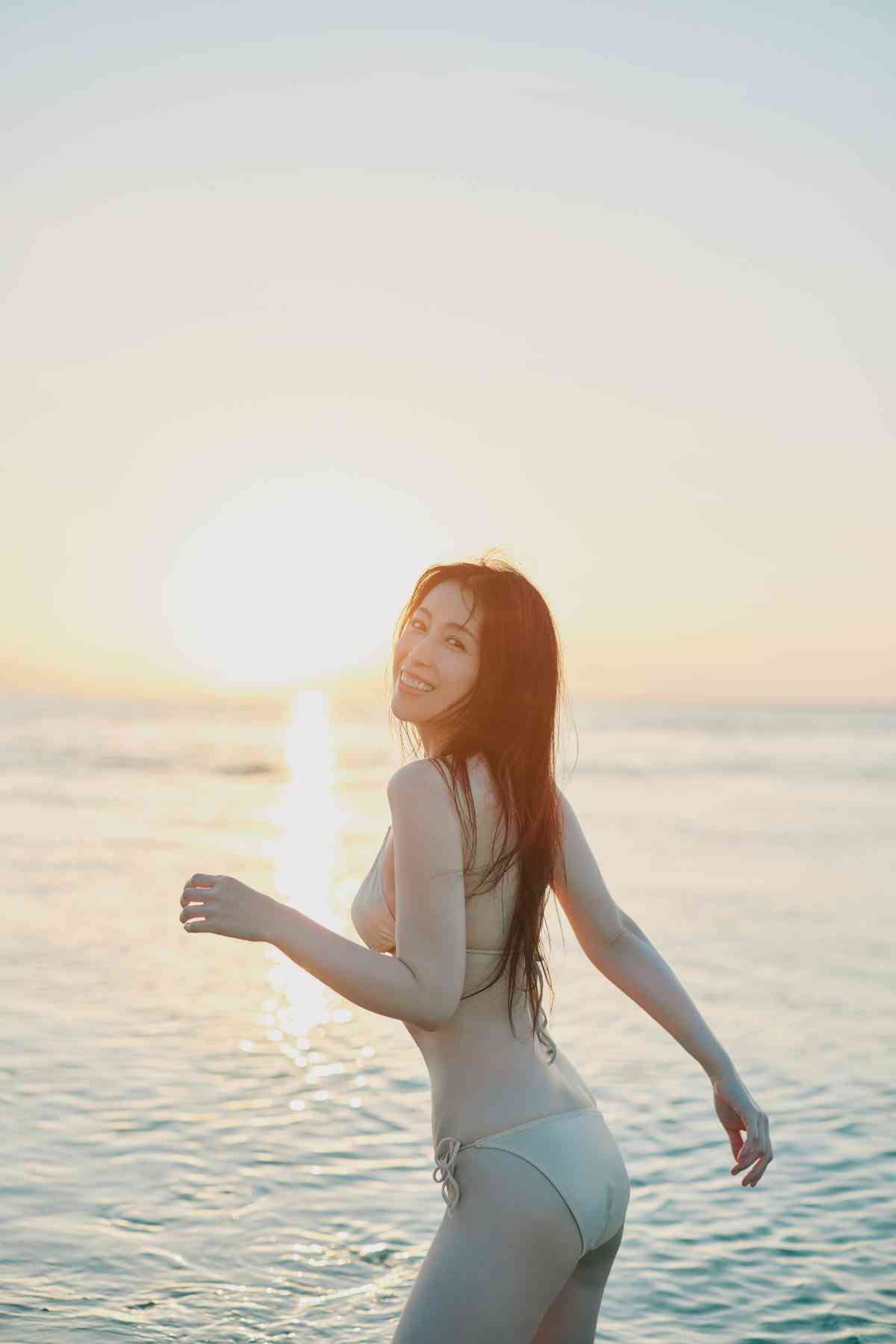 雛形あきこ、22年ぶり写真集に反響 48歳“水着グラビア”にも挑戦「なんと!!!」「おぉ~」「学生時代が蘇りました」