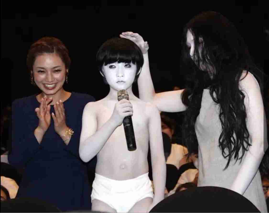 〈『呪怨』トシオくんは今〉「白塗りを落とすのに1時間」“パンツ一丁”とイジられた最恐少年が20歳に…現在は大学で数学を学び、教職課程を履修