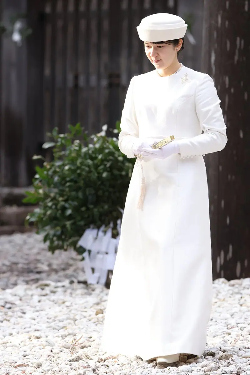 猛暑でも喪服は変わらない? 夏の葬儀、4割が“式前から疲弊” 広がる涼しい礼服とレンタルサービス