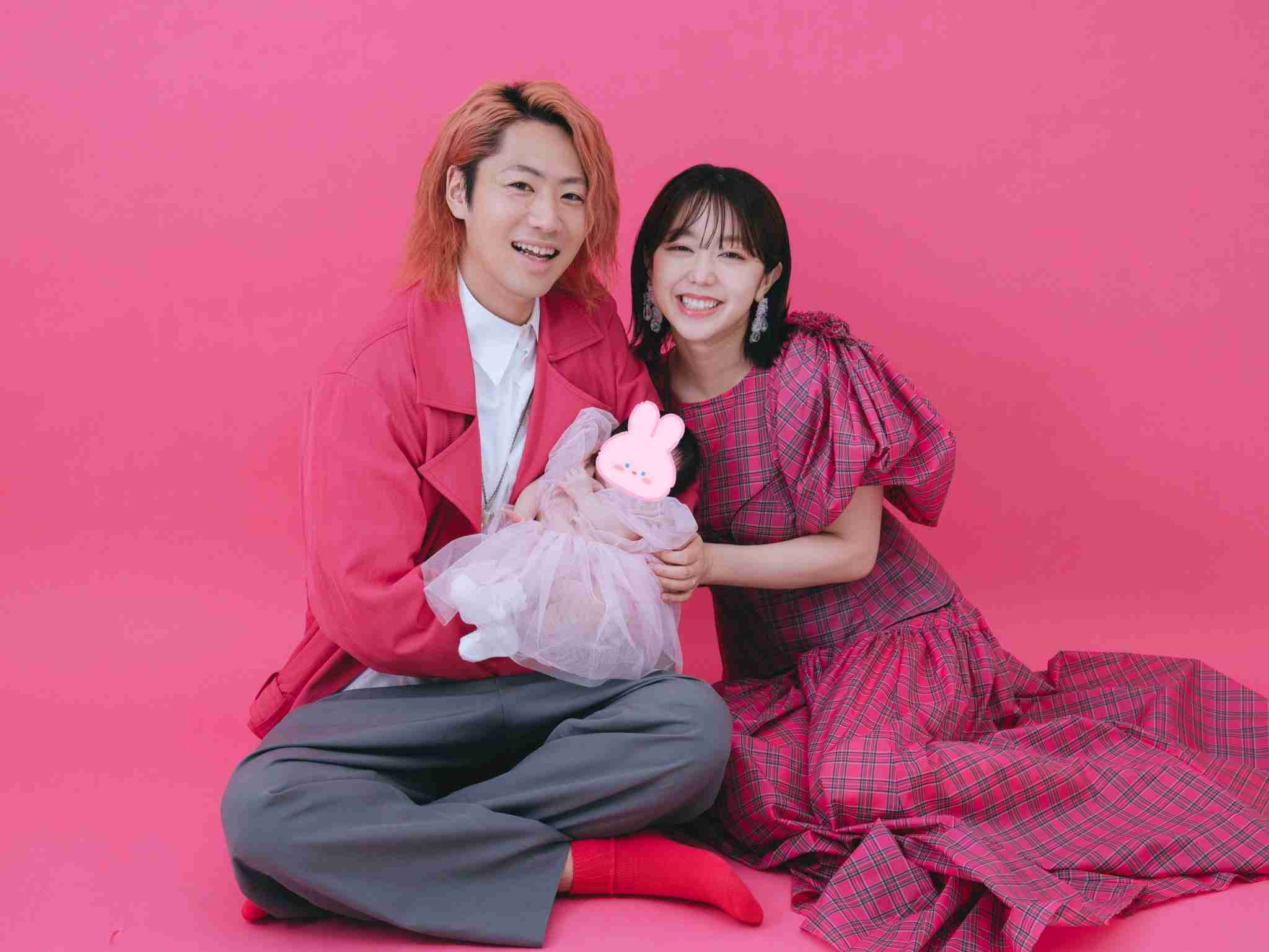 結婚4周年、峯岸みなみが家族写真アップ「てっちゃんといる時本当綺麗」「相変わらずラブラブ」
