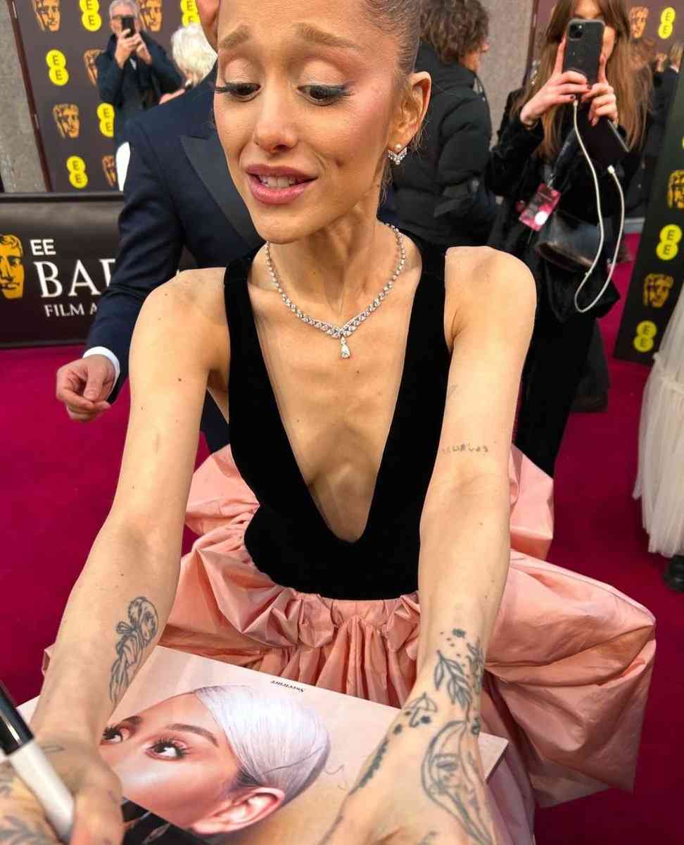アリアナ・グランデ、最新MVで見せた「細すぎる姿」に心配の声。浮き出た骨、くぼんだ目元など「普通ではない」「深刻なサポートが必要」