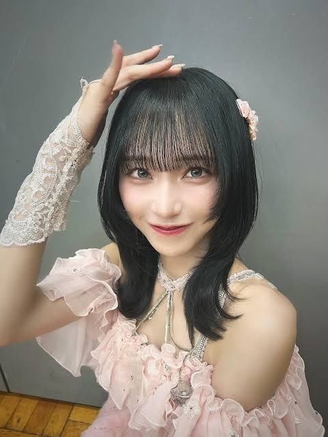 =LOVE野口衣織、韓国で見せた“ずり落ち風デニム”私服姿…音楽番組での衣装とのギャップにファン騒然