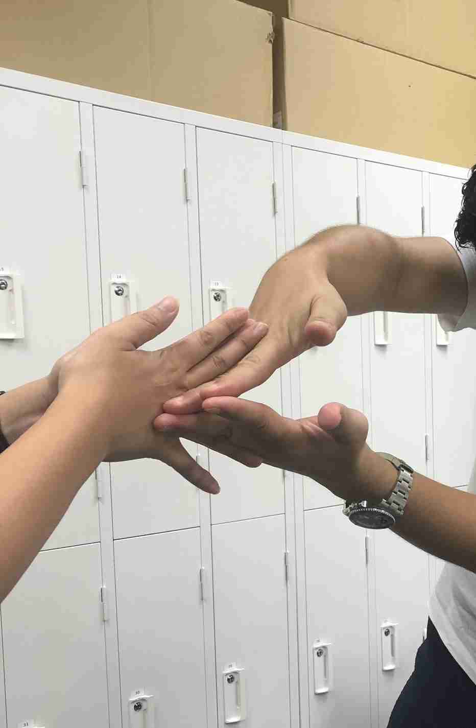 【謎】じゃんけんする前に両手を組んでひねって中を覗き込んで何を見ているのか？