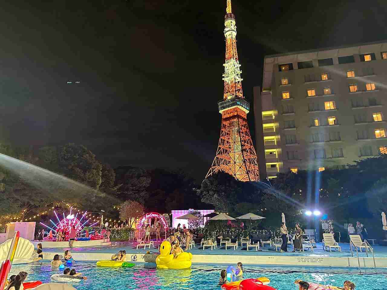 「泳ぐ人はほとんどいなくて…」猛暑のナイトプールで起きていた異変…港区女子が明かすその実態