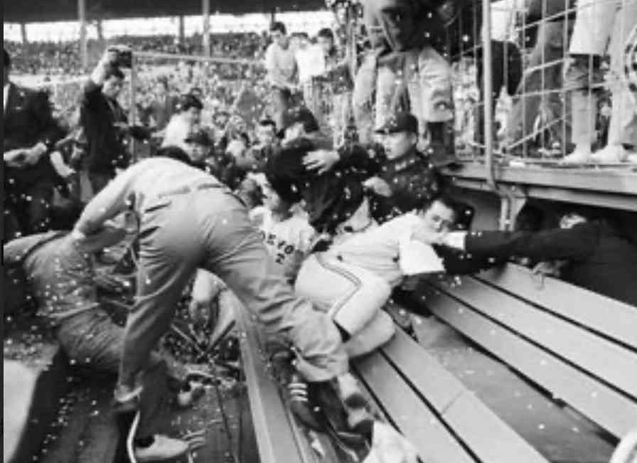 阪神・森下翔太への死球後、一部巨人ファンがタオルを振って喜ぶ場面…足りない配慮「非常識極まりない」「論外や」