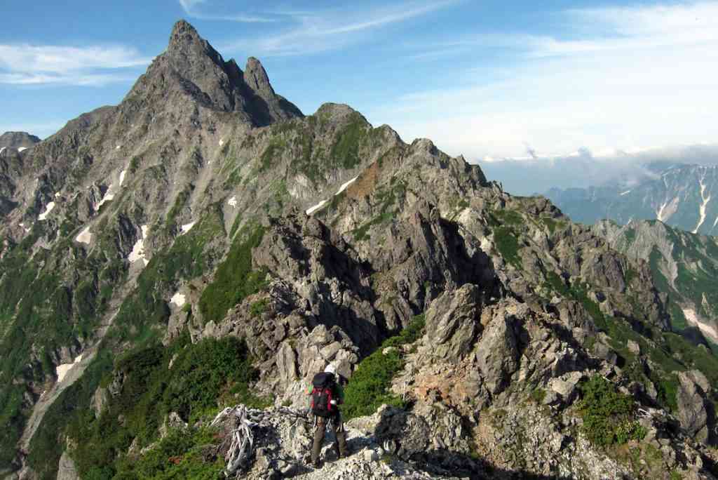 北アルプス槍ヶ岳の北鎌尾根付近で若い男性の遺体発見 尾根から数百メートル下の急斜面 県警のヘリコプターが捜索中に見つける 付近では男子大学生の行方がわからず 単独で1泊2日の予定で入山も連絡取れず