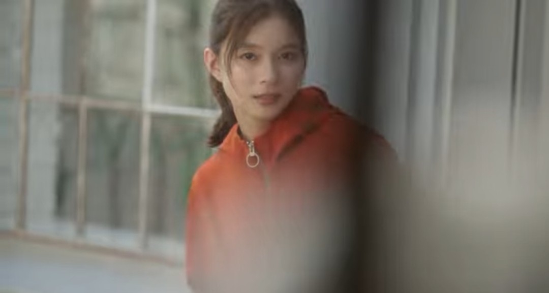 芳根京子、パリで見せた “ブカブカヒール” 姿に「かわいそう」の声…綾瀬はるかも苦戦した世界ブランドのサイズ感