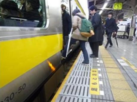 新幹線に乗ろうとして…1歳女児がホームから転落　駅員がすぐに救助、女児は「落ち着いた様子」　静岡・JR熱海駅