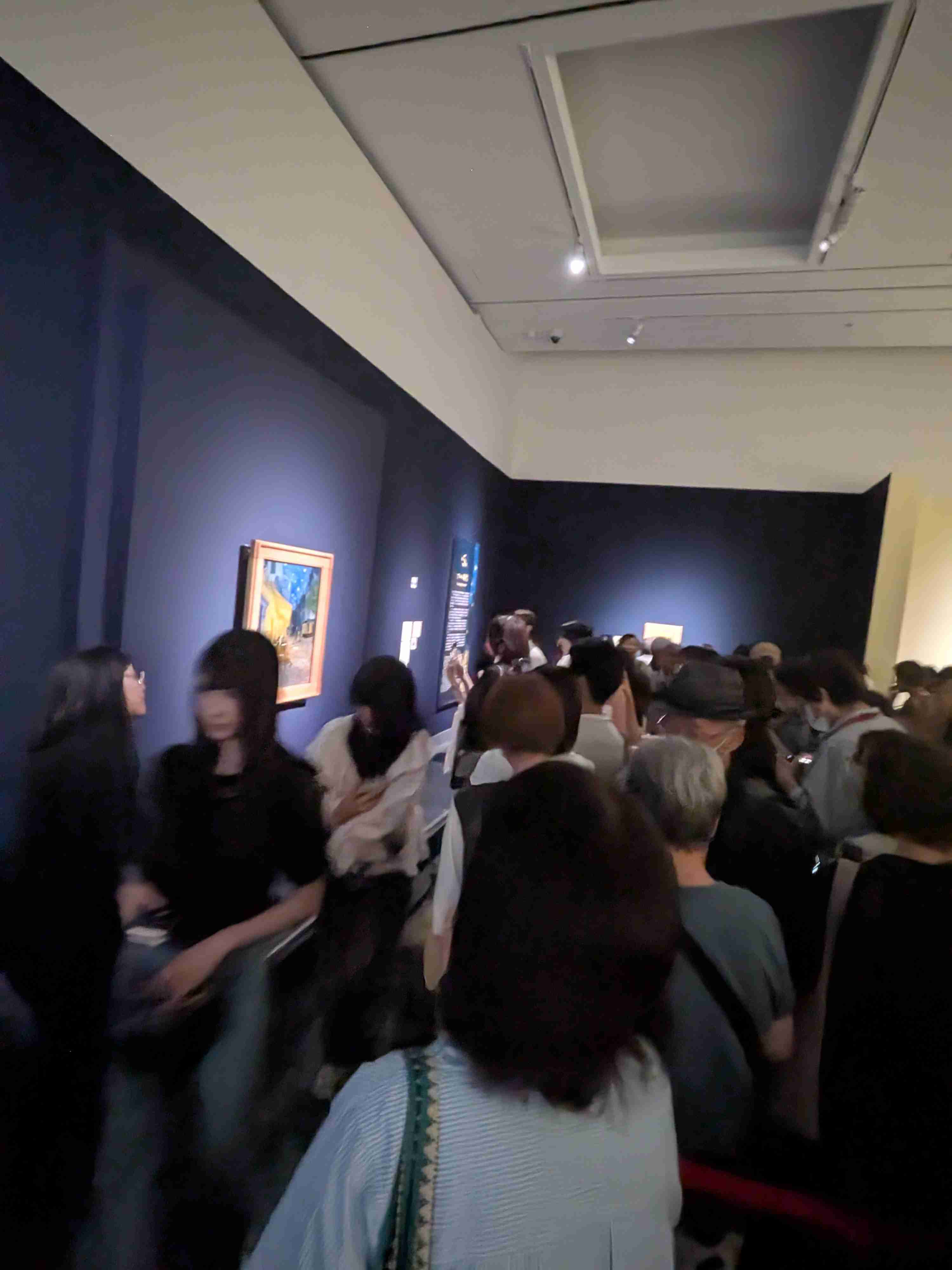 大阪中之島美術館で開催中のフェルメール展、真珠の耳飾りの少女の絵は真正面に行くまでに1時間くらいかかります「予約制の意味…」