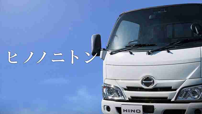 トントントントン…早朝に窓をたたく音　カーテンの向こうに