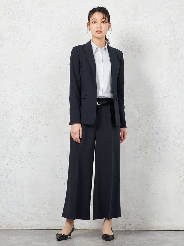 骨格ウェーブのパンツスーツ