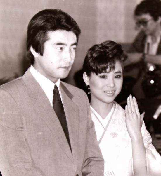 色んな芸能人の結婚会見が見たい Part3