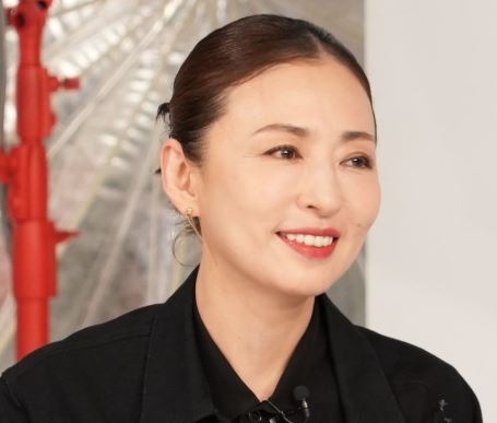 40代後半以降の「ひとつ結びは似合わなくなる」は、なぜなのか。“縛ると老ける”を“おしゃれ見え”に変える大人のひとつ結び再入門