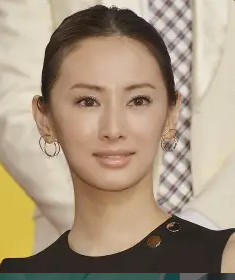 40代後半以降の「ひとつ結びは似合わなくなる」は、なぜなのか。“縛ると老ける”を“おしゃれ見え”に変える大人のひとつ結び再入門